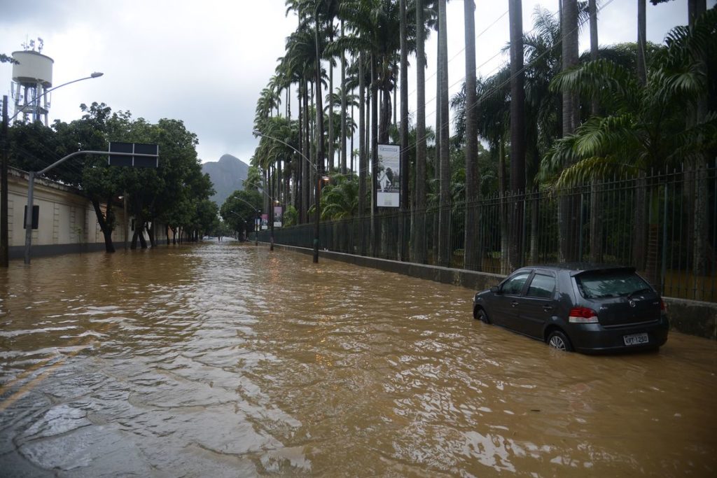 Alagamento na Rua Jardim Botânico após as chuvas que atingiram o Rio de Janeiro