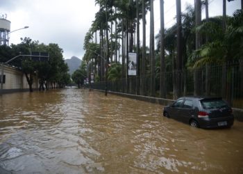 Alagamento na Rua Jardim Botânico após as chuvas que atingiram o Rio de Janeiro