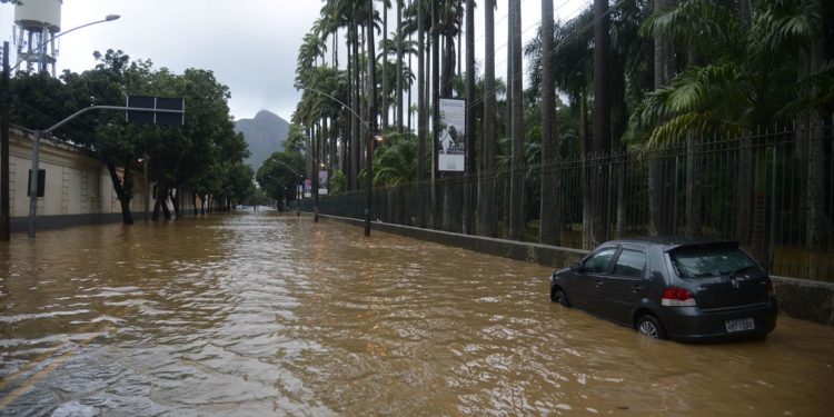 Alagamento na Rua Jardim Botânico após as chuvas que atingiram o Rio de Janeiro