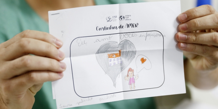 Amor em forma de cartas emociona heróis da pandemia