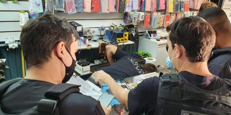 Polícia Civil faz operação contra venda de celulares roubados na Rodoviária do Plano Piloto, no DF