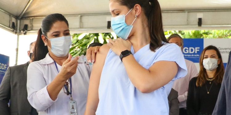 DF aplicou 215,2 mil doses em pessoas de outros estados