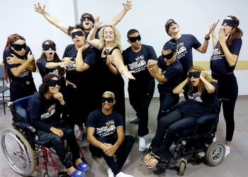Grupo teatral atua de olhos vendados na Feira do Guará nesta quinta (2)