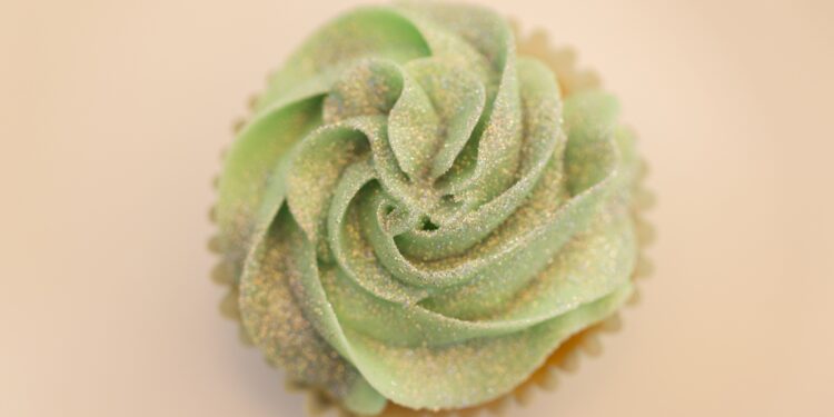 anvisa-alerta-sobre-riscos-no-uso-de-glitter-em-bolos-e-doces