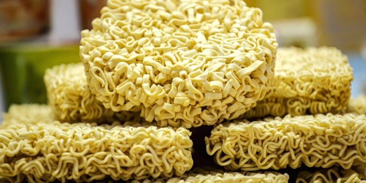 massas-instantaneas-contaminadas-por-bacteria-matam-6-pessoas-nos-eua