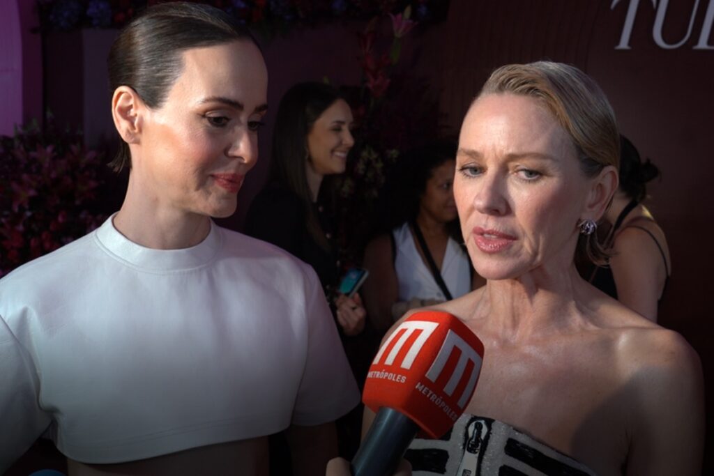naomi-watts-e-sarah-paulson-celebram-forca-feminina-em-tudo-e-justo