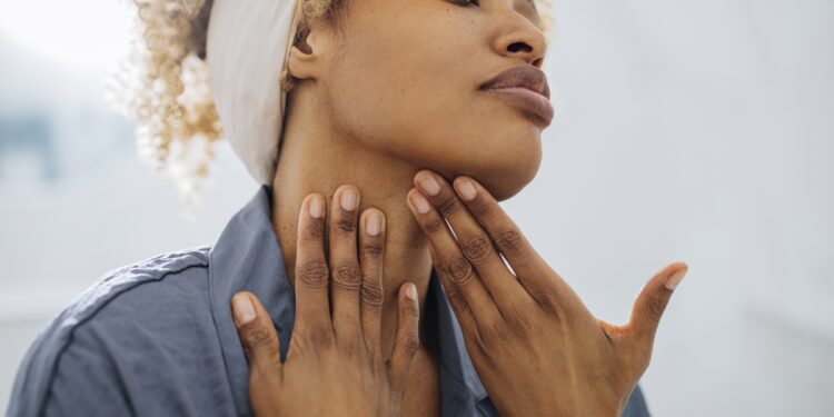o-que-o-tamanho-do-seu-pescoco-pode-dizer-sobre-sua-saude-hormonal?