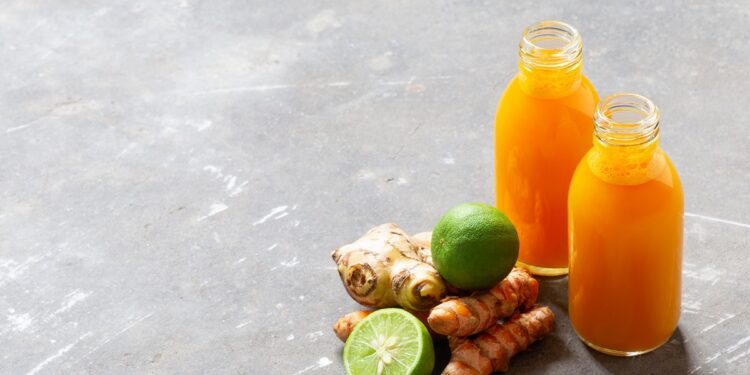 shot-de-limao-com-curcuma:-nutrologa-conta-os-beneficios-da-bebida