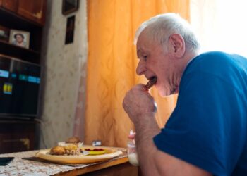 idosos-que-fazem-refeicoes-sozinhos-tem-alimentacao-pior,-diz-estudo