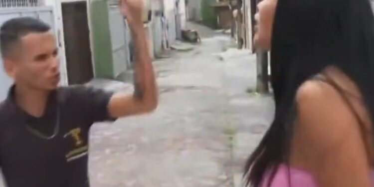 homem-armado-com-faca-ameaca-mulher-durante-reportagem ao vivo.-video