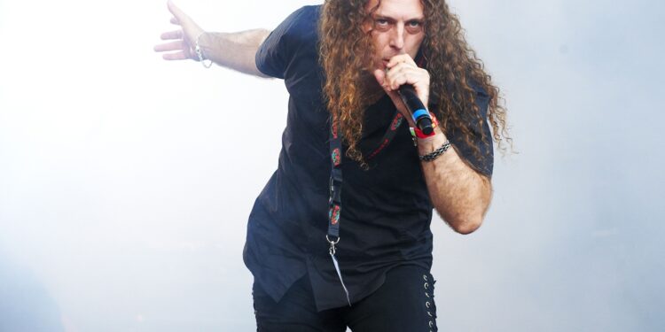 banda-angra-anuncia-saida-do-vocalista-fabio-lione