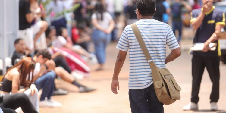 ensino-medio-teve-419-mil-matriculas-a-menos-em-2025,-aponta-censo