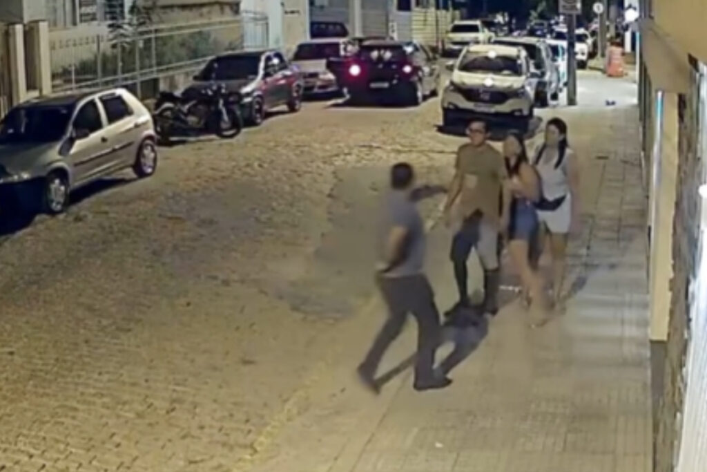 bahia:-ladrao-trapalhao-tenta-assaltar-com-“arma-de-dedo”-e-se-da-mal.-veja-video: