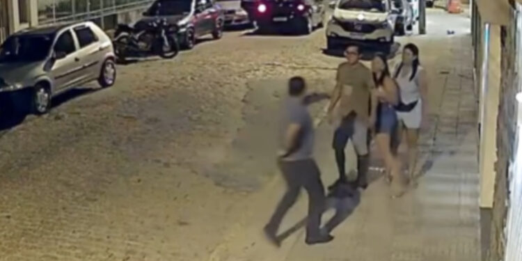 bahia:-ladrao-trapalhao-tenta-assaltar-com-“arma-de-dedo”-e-se-da-mal.-veja-video: