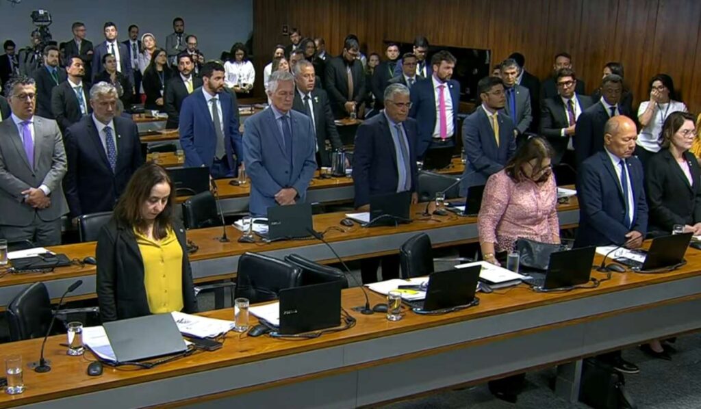 cpmi-do-inss-faz-um-minuto-de-silencio-pelas-vitimas-das-chuvas-em-mg.-veja-video