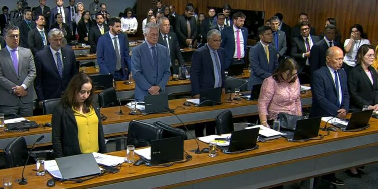 cpmi-do-inss-faz-um-minuto-de-silencio-pelas-vitimas-das-chuvas-em-mg.-veja-video