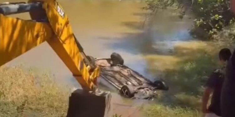 motorista-morre-apos-carro-cair-em-lago-e-ficar-submerso-no-piaui