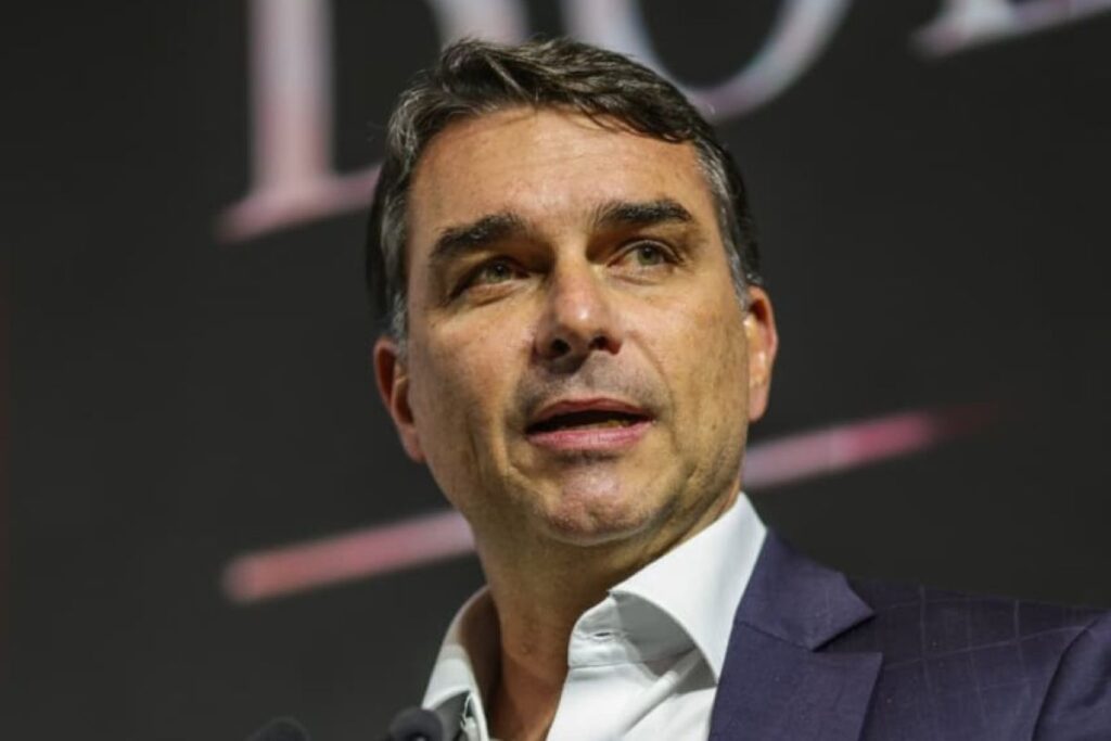 apos-eliminacao-do-brasil-na-copa,-flavio-bolsonaro-liga-derrota-ao-pt