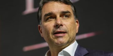 apos-eliminacao-do-brasil-na-copa,-flavio-bolsonaro-liga-derrota-ao-pt