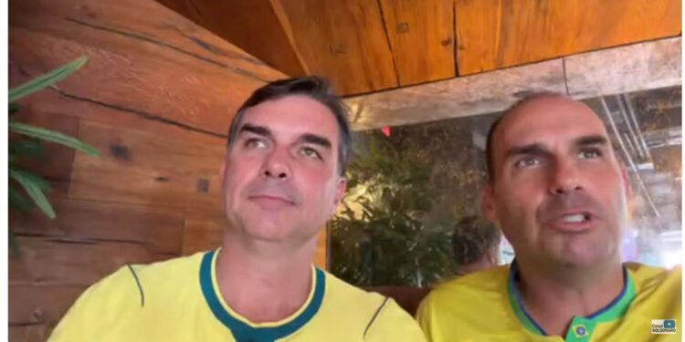 nos-eua,-flavio-bolsonaro-faz-live-e-acusa-lula-de-querer-tarifaco