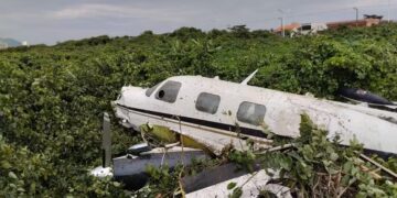 aviao-de-pequeno-porte-cai-em-praia-de-sc-e-deixa-2-em-estado-grave