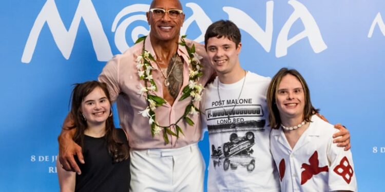 atores-com-sindrome-de-down-conhecem-the-rock-apos-campanha-nas-redes