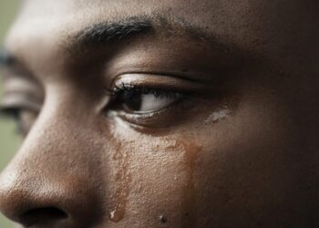 lagrimas-podem-revelar-avanco-de-doencas-no-cerebro,-sugere-estudo