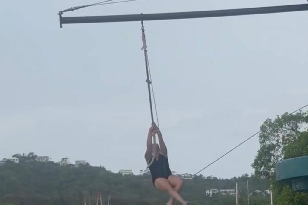 veja-momento-em-que-turista-lesiona-regiao-intima-em-cruzeiro