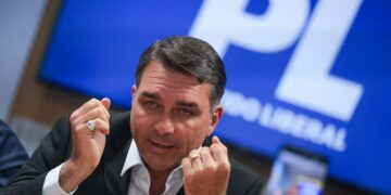 pl-lanca-flavio-bolsonaro-ao-planalto-sob-pressao-por-vice-e-aliancas