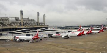 rio:-aviao-arremete-apos-balao-cair-proximo-ao-aeroporto-do-galeao