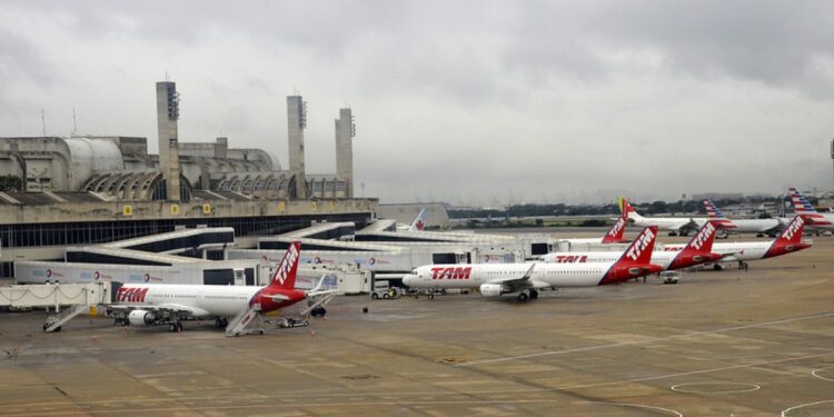 rio:-aviao-arremete-apos-balao-cair-proximo-ao-aeroporto-do-galeao