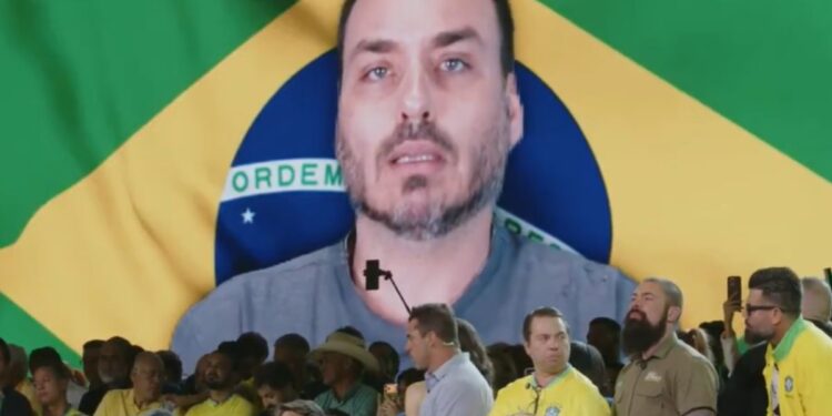 carlos-bolsonaro-adapta-verso-de-classico-da-mpb-em-recado-para-flavio
