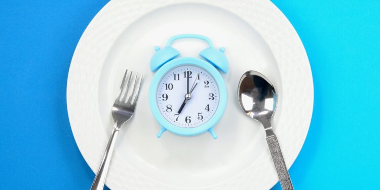 comer-em-uma-janela-de-ate-9-horas-pode-proteger-o-cerebro-na-velhice