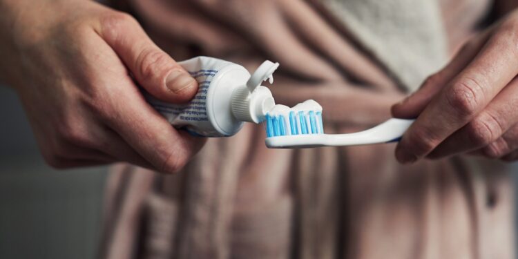 gripe-e-outras-infeccoes-podem-antecipar-troca-da-escova-de-dentes