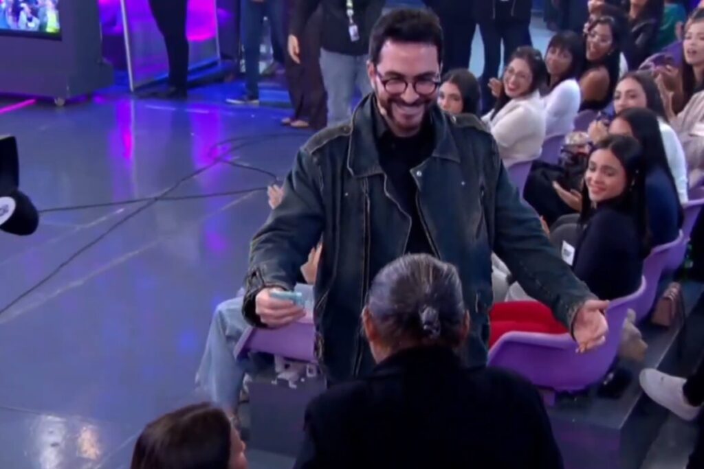 video:-padre-fabio-de-melo-doa-premio-a-senhora-da-plateia-no-sbt