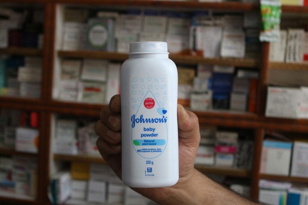 j&j-tenta-acordo-para-fechar-processos-sobre-talco-e-cancer-de-ovario