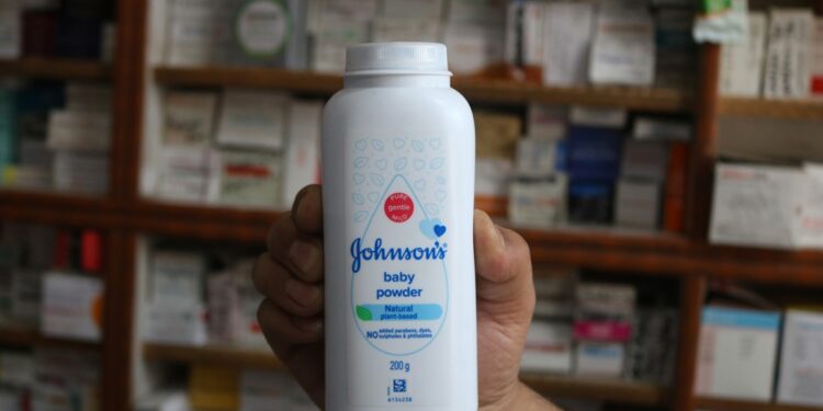j&j-tenta-acordo-para-fechar-processos-sobre-talco-e-cancer-de-ovario