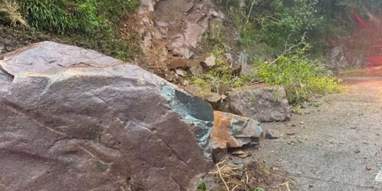 queda-de-rochas-gigantes-interdita-serra-do-rio-do-rastro,-em-sc