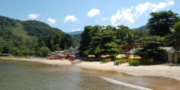 corpo-e-encontrado-em-praia-de-paraty-durante-buscas-apos-vendaval