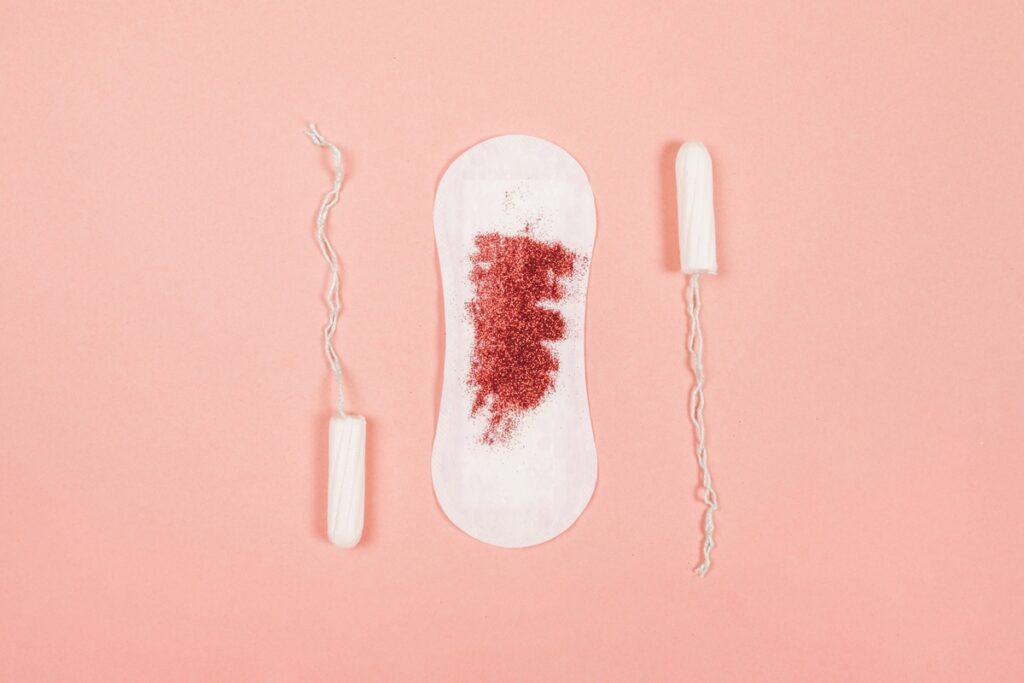 fluxo-menstrual-intenso-pode-indicar-alteracoes-hormonais-ou-doencas