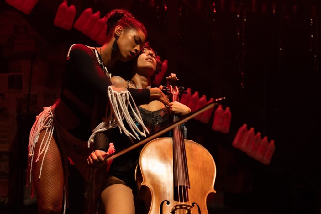 espetaculo-com-musica,-interatividade-e-critica-no-teatro-perdiz