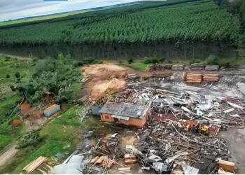 rs:-cidade-tem-mais-de-300-casas-destelhadas-apos-ventos-de-100-km/h
