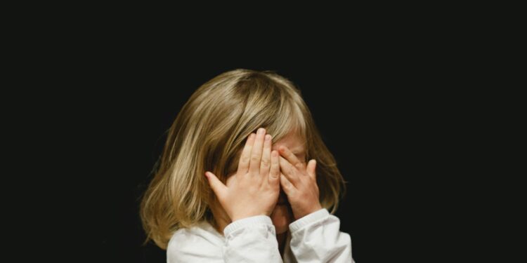 trauma-na-infancia-pode-alterar-o-cerebro-e-afetar-a-saude,-diz-estudo