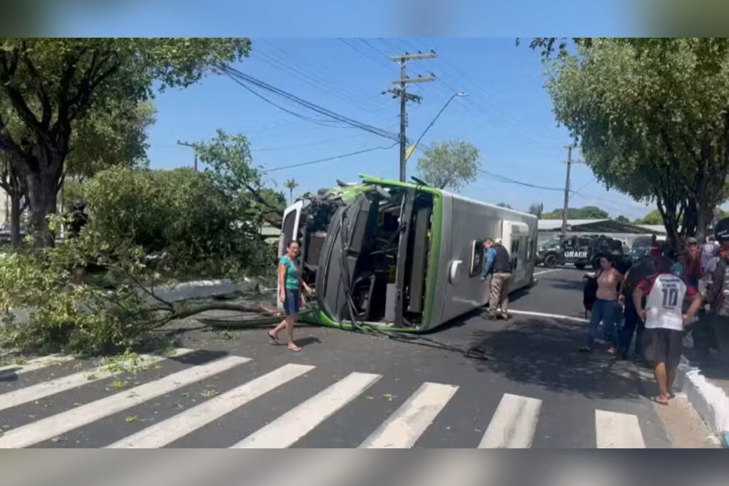 onibus-capota-e-deixa-mais-de-20-feridos-em-manaus