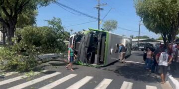 onibus-capota-e-deixa-mais-de-20-feridos-em-manaus