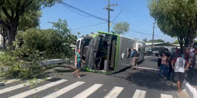 onibus-capota-e-deixa-mais-de-20-feridos-em-manaus