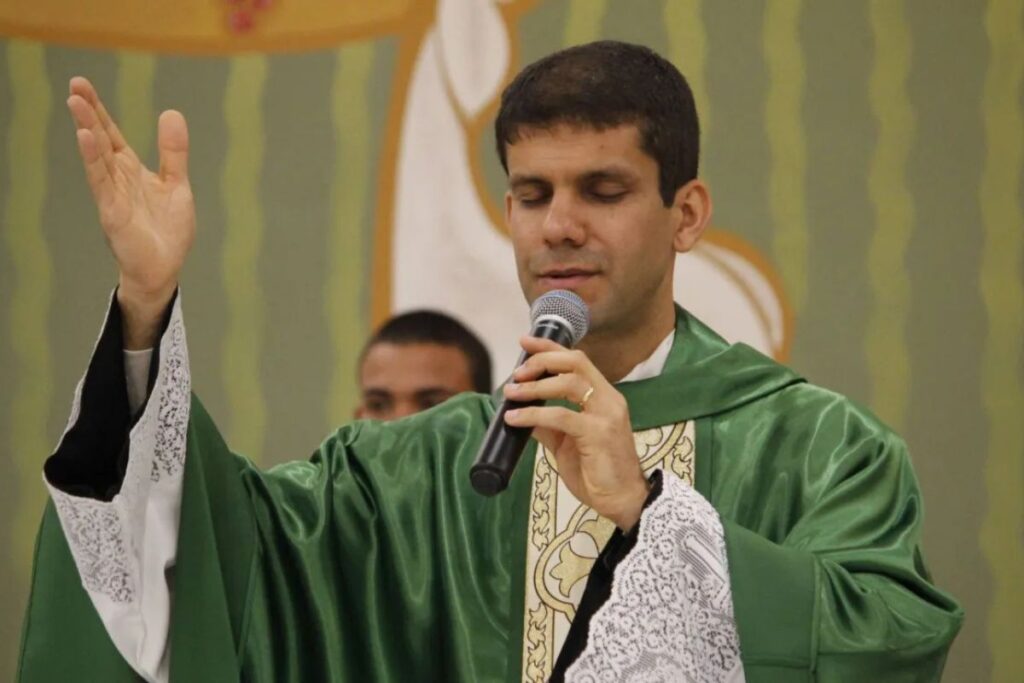 quem-e-o-padre-de-sp-excomungado-apos-aderir-a-grupo-ultraconservador