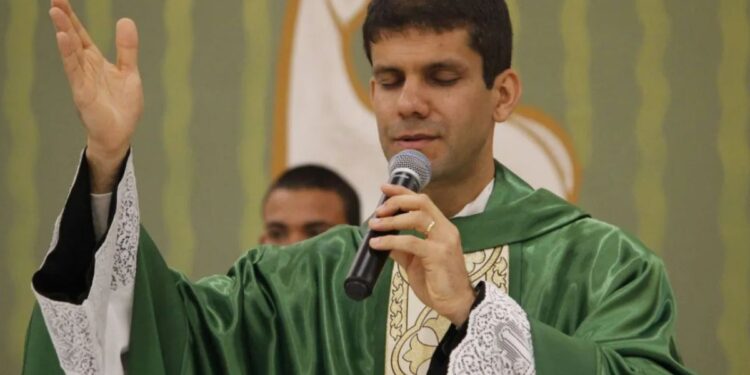 quem-e-o-padre-de-sp-excomungado-apos-aderir-a-grupo-ultraconservador