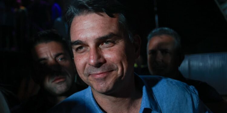 ufrj-nega-que-flavio-bolsonaro-tenha-feito-pos-graduacao-na-universidade