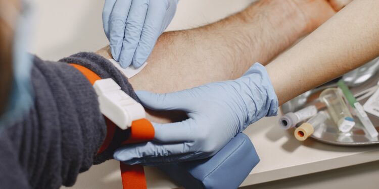 doacao-de-sangue:-novas-regras-reduzem-espera-apos-tatuagem-e-piercing